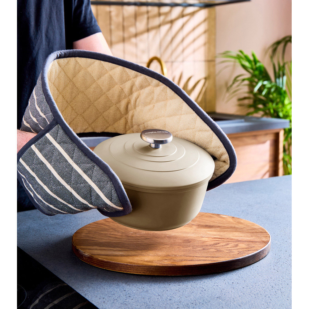 Morphy Richards 20cm 2.3L Cream Cast Aluminium Casserole Dish Image 6