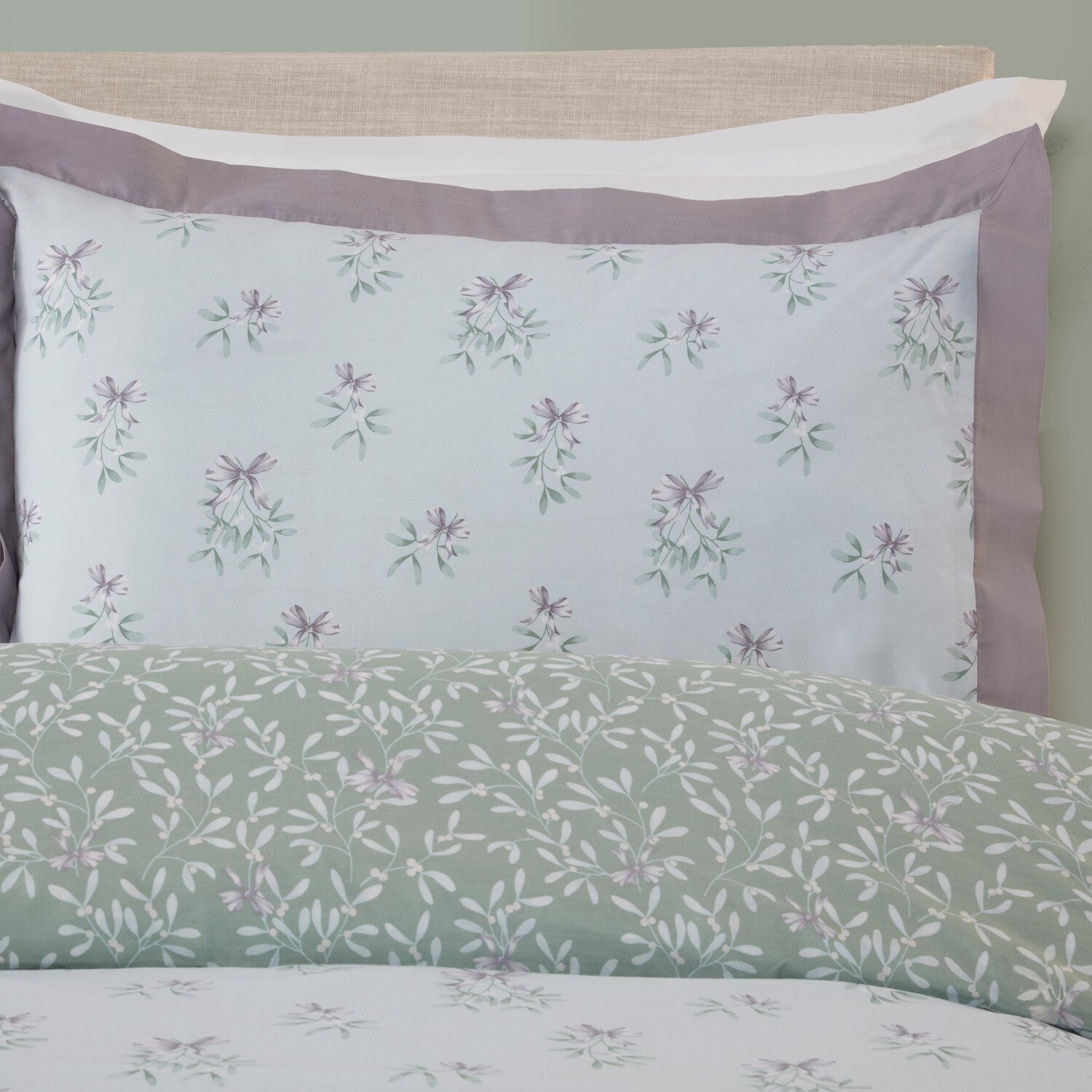 Mistletoe Kisses Duvet Set Green Superking Image 3