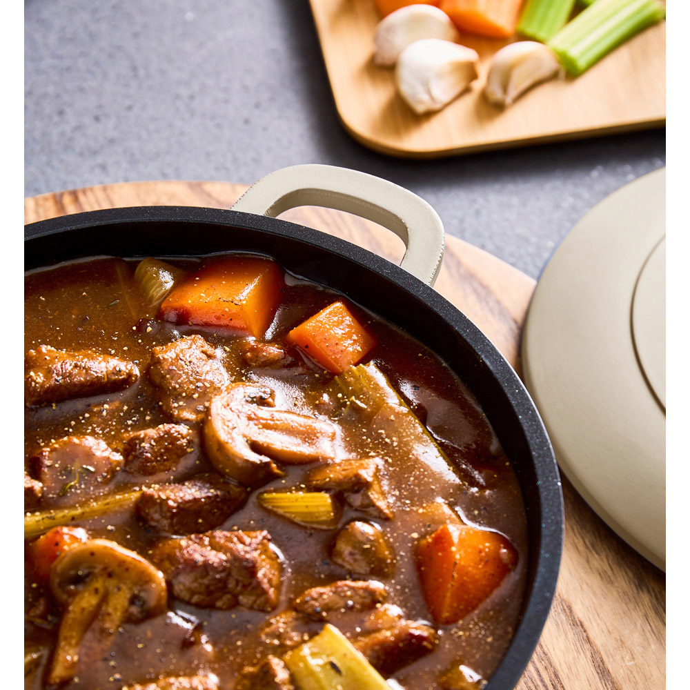 Morphy Richards 20cm 2.3L Cream Cast Aluminium Casserole Dish Image 5