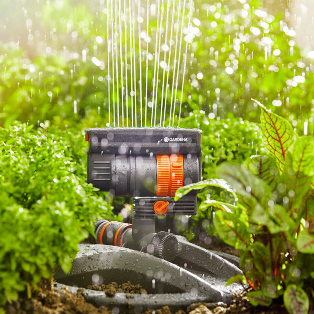 Gardena AquaZoom Compact Oscillating Sprinkler with Free Connector Image 2
