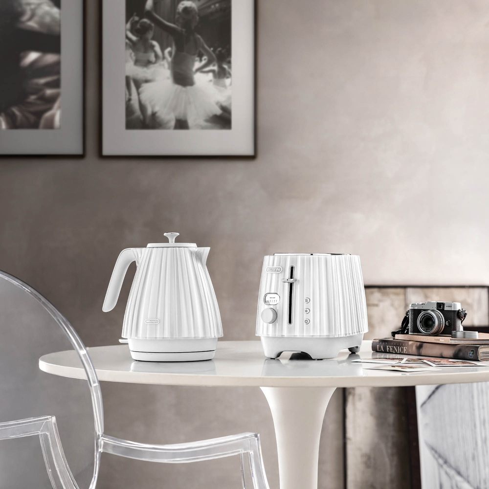 De'Longhi Ballerina DL3003 White 1.7L Kettle Image 2