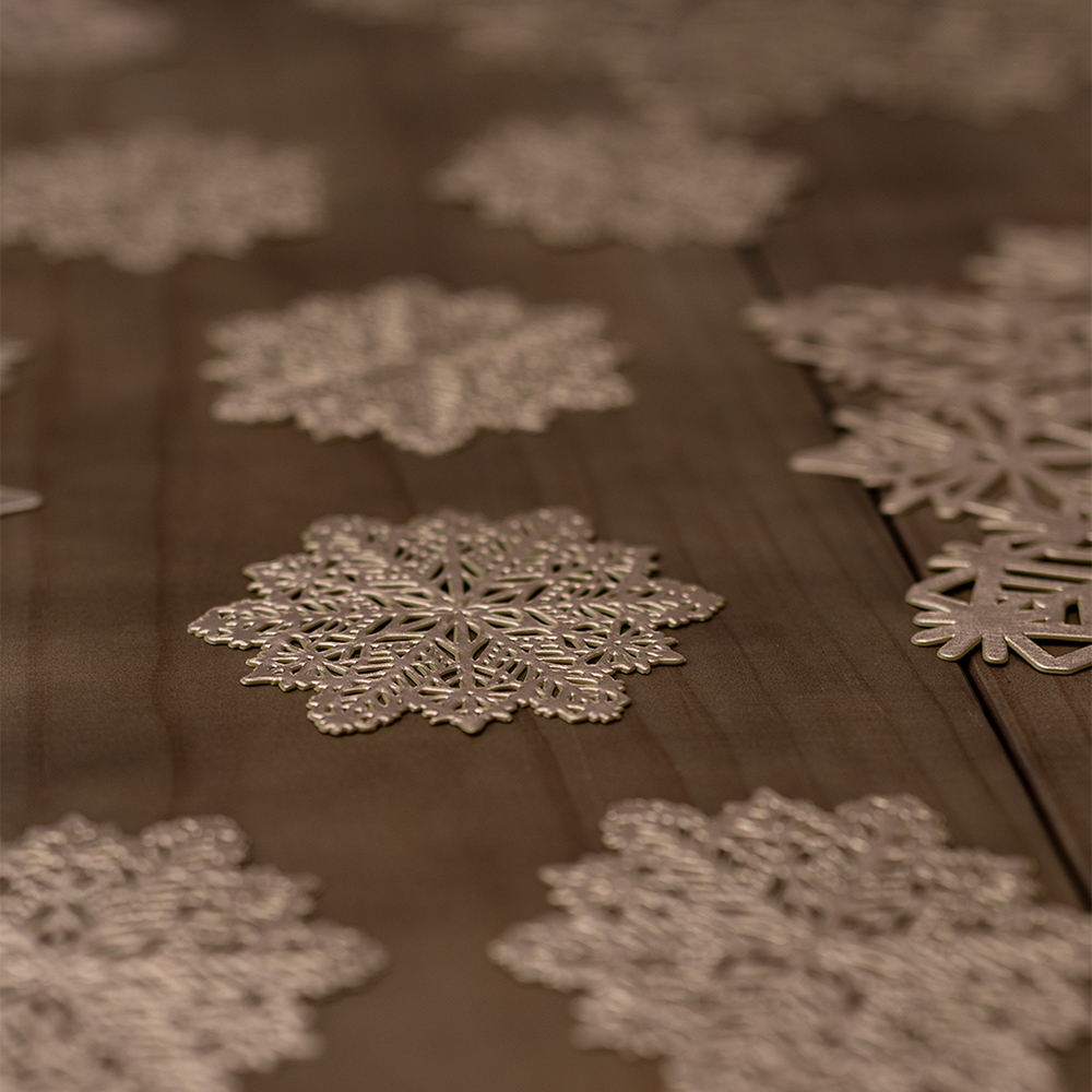 Marco Paul Gold Vinyl Snowflake Placemat and Coaster 6 Pack Image 4