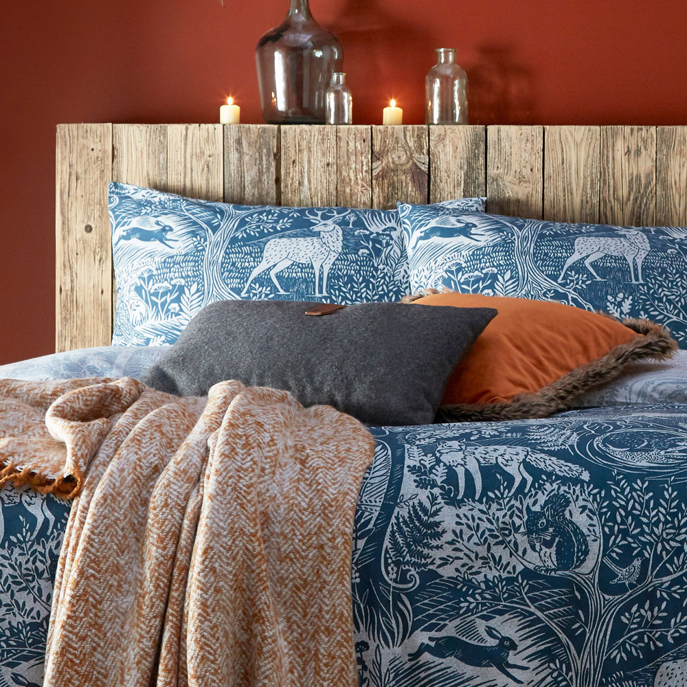 furn. Winter Woods Animal Super King Midnight Duvet Set Image 2