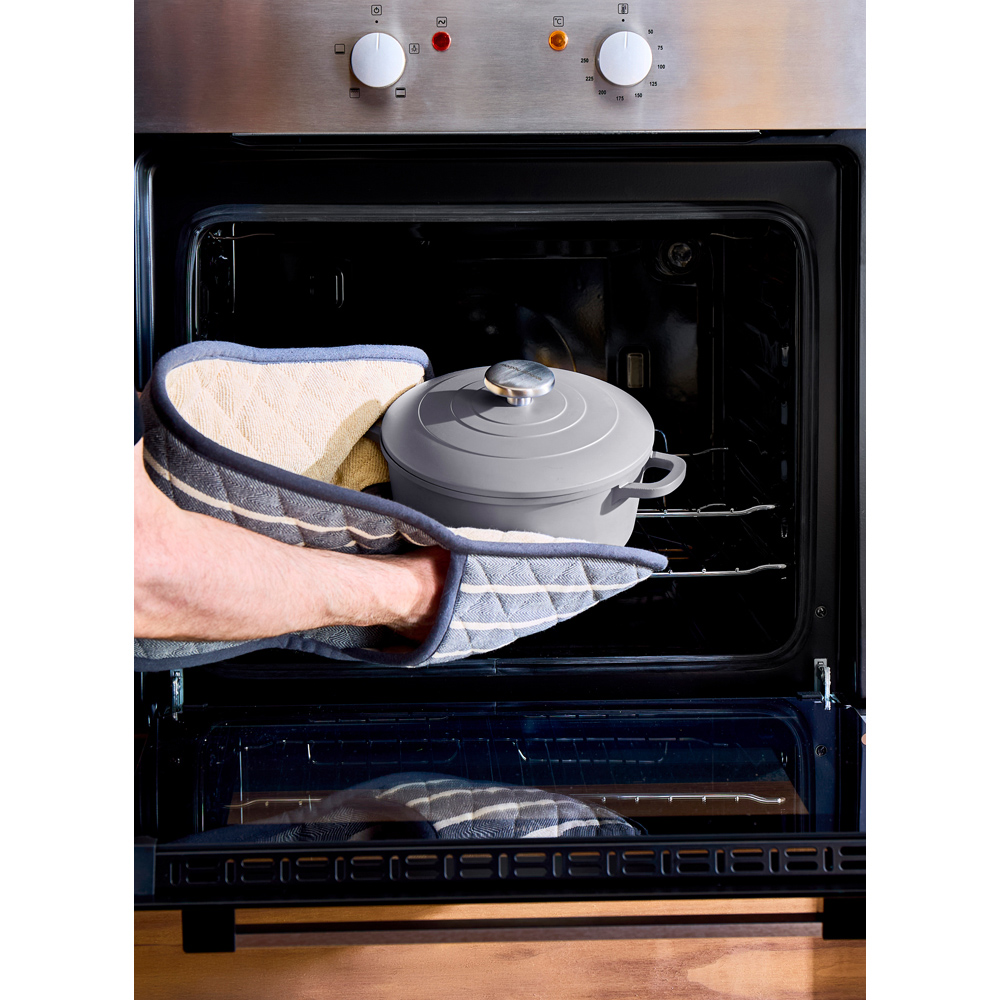 Morphy Richards 20cm 2.3L Grey Cast Aluminium Casserole Dish Image 7