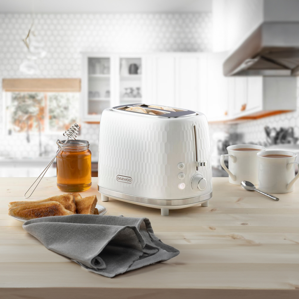 Daewoo Honeycomb White 2 Slice Toaster Image 2