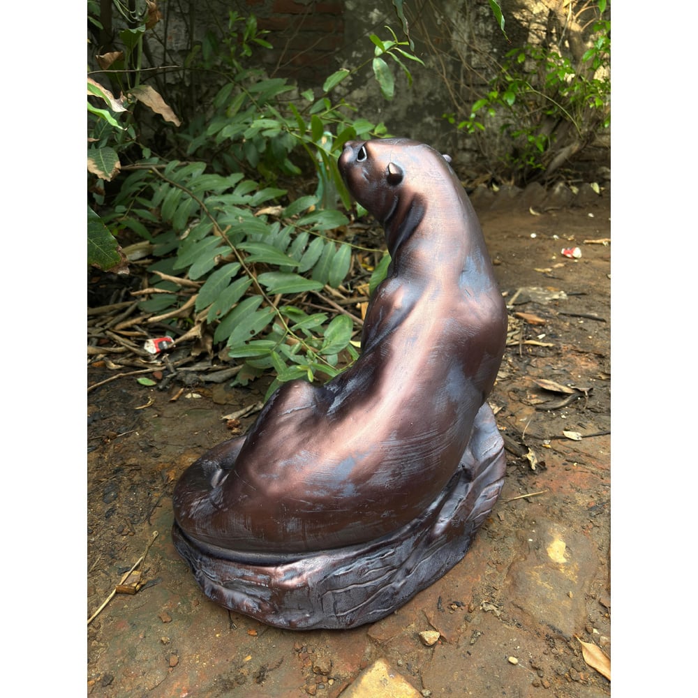 Inspirational Gifting Otter Polystone Resin Garden Ornament Large Image 6