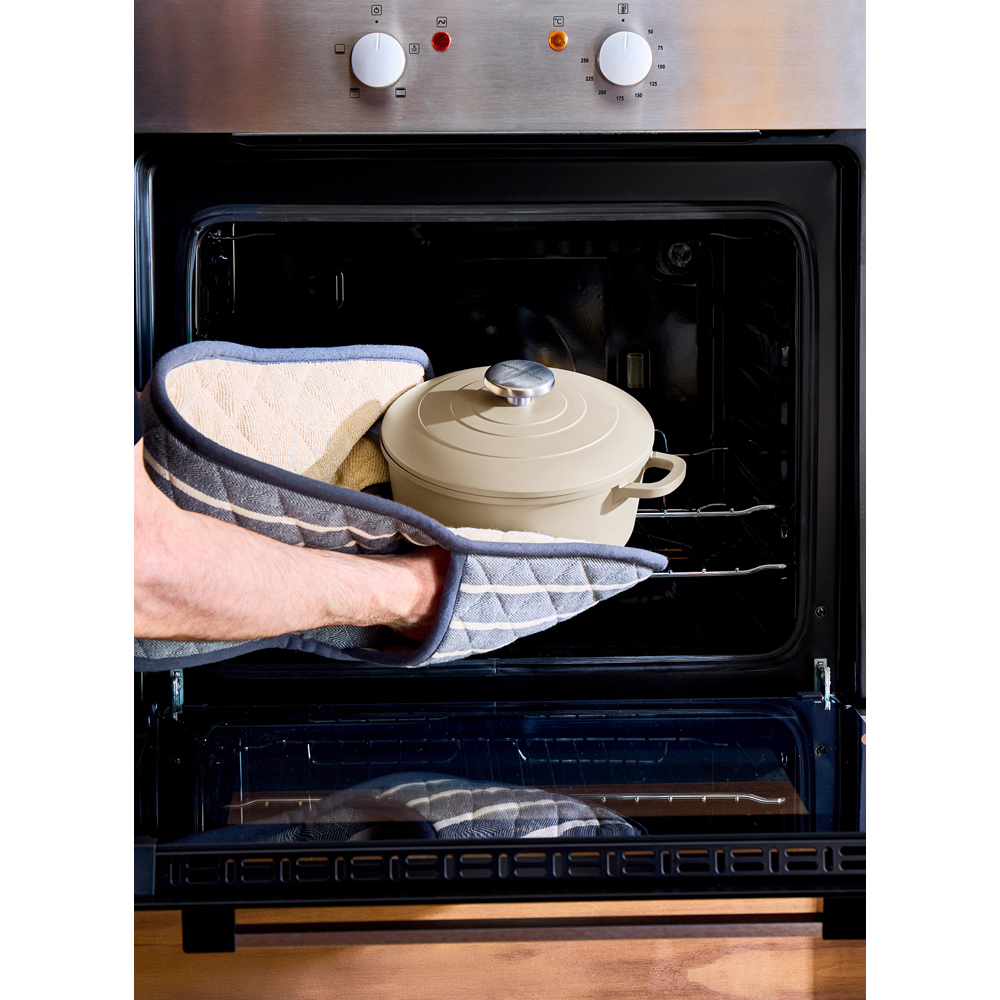 Morphy Richards 20cm 2.3L Cream Cast Aluminium Casserole Dish Image 7